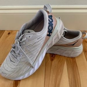 Hoka Arahi 4